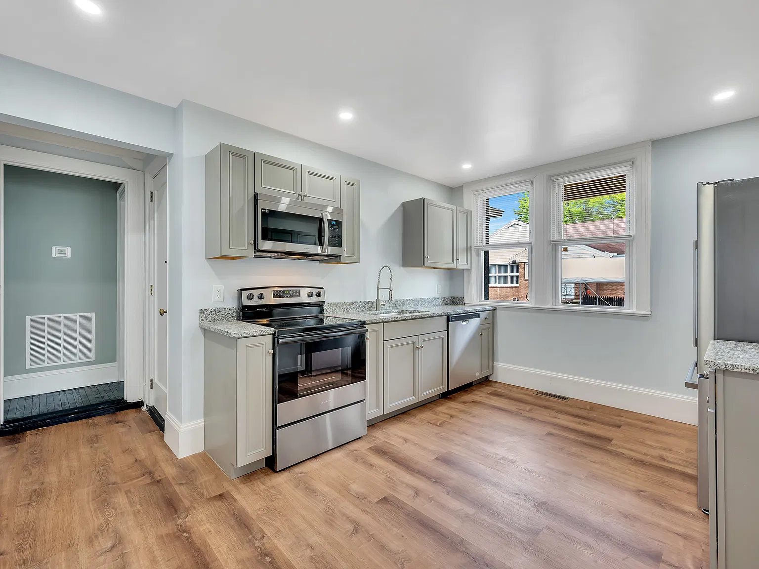 5 bed, 2400 sqft, $2,900 — Photo 2
