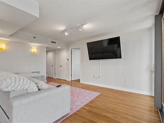 4th image of 600 Admiral # 904 Blvd