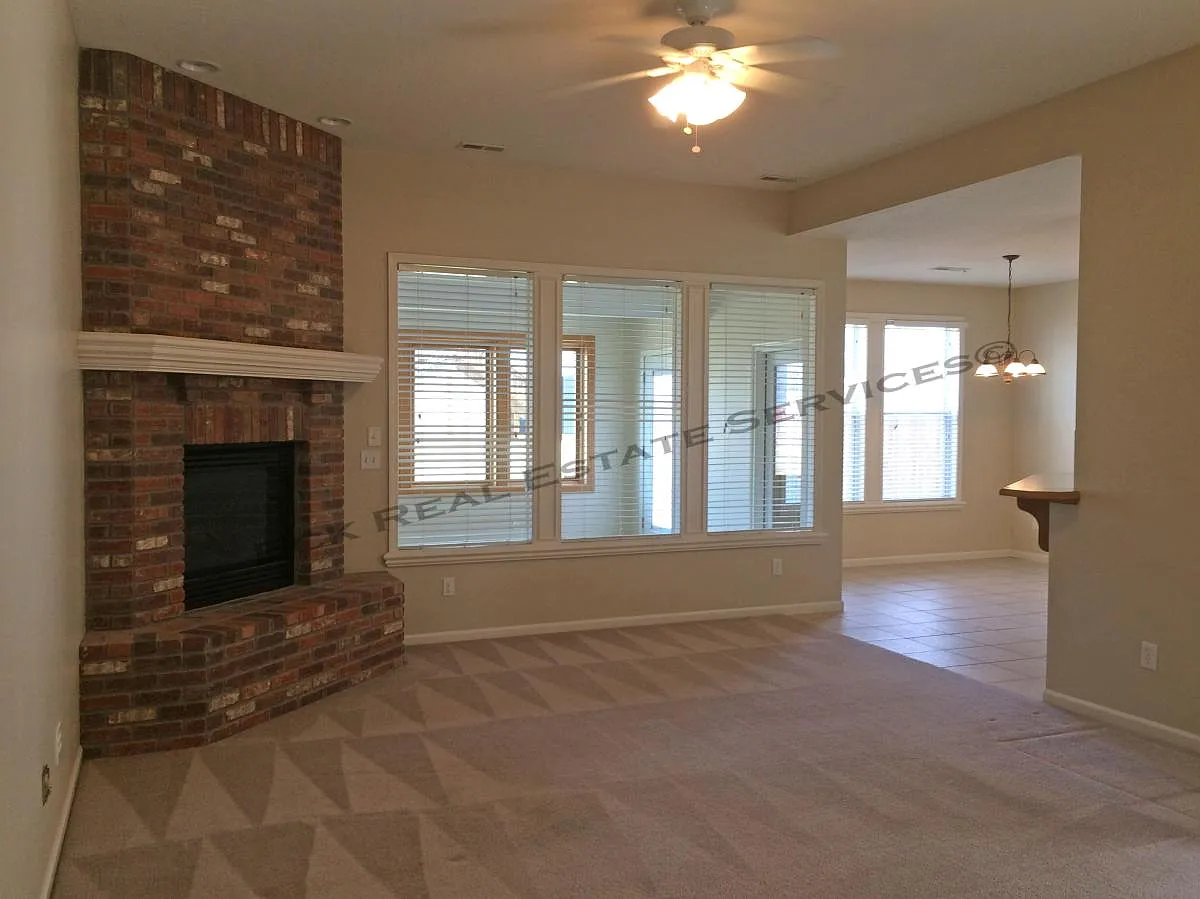 4 bed, 2000 sqft, $2,450 — Photo 2