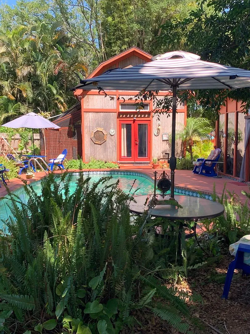 Beautifully Updated Clearwater Cottage Home in a Prime Location Near Beaches & Shopping — Photo 2