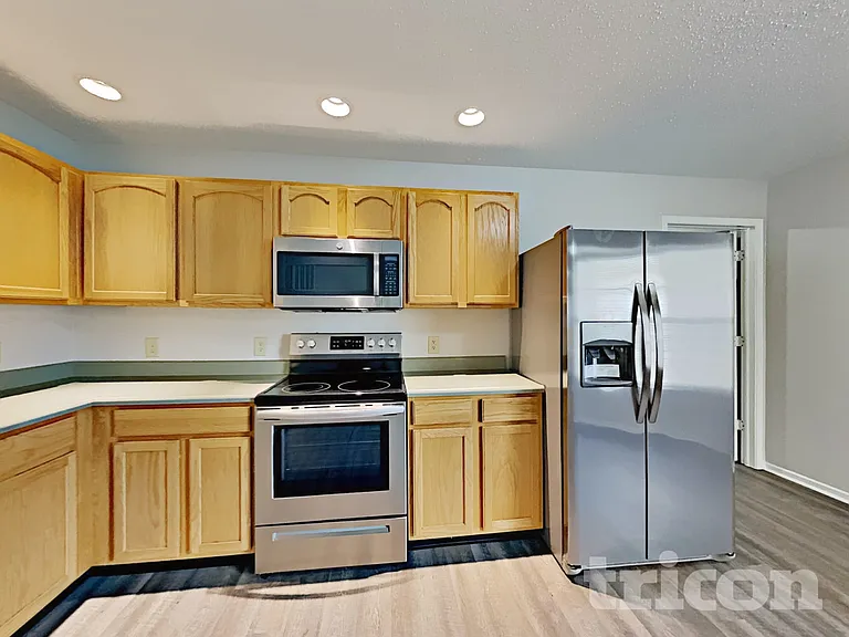 746 Streamside Dr — Photo 5