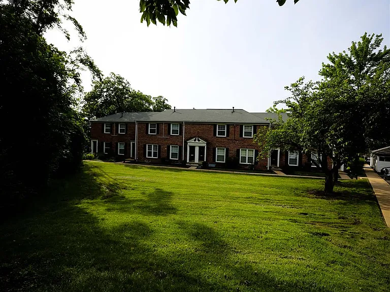 Warson Village Townhomes — Photo 10