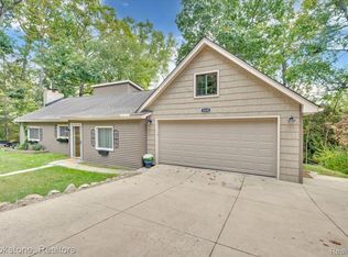 1030 Forest Lake Blvd, Lake Orion, MI 48362