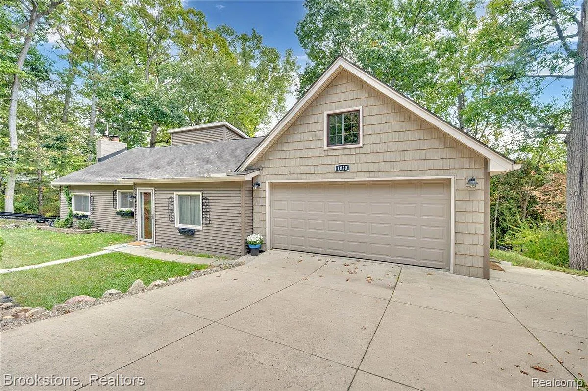 1030 Forest Lake Blvd photo 1