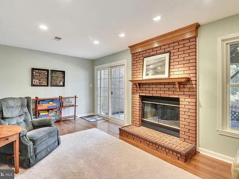 11906 Matthews Ct — Photo 14