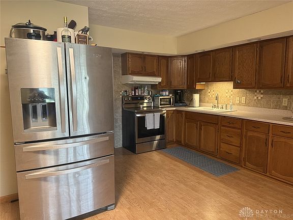 4th image of 143 Antwerp Ave