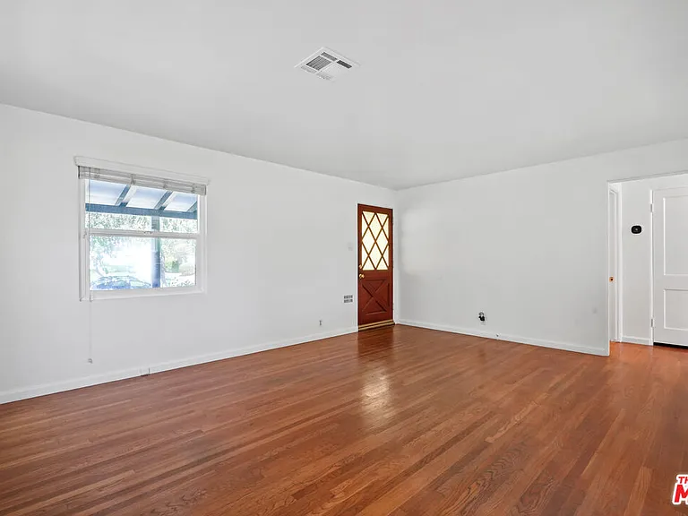 4940 Placidia Ave — Photo 14