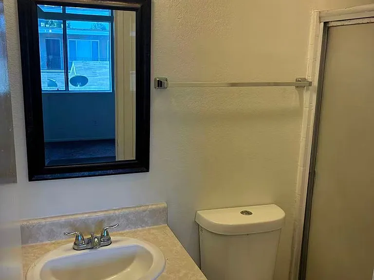 1086 Stanley Ave — Photo 9