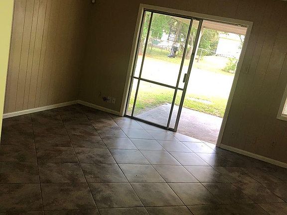 5th image of 907 Effie St