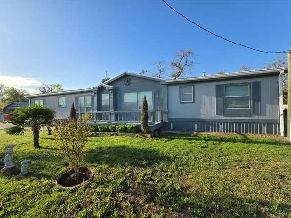 813 W 12th St, Cameron, TX 76520