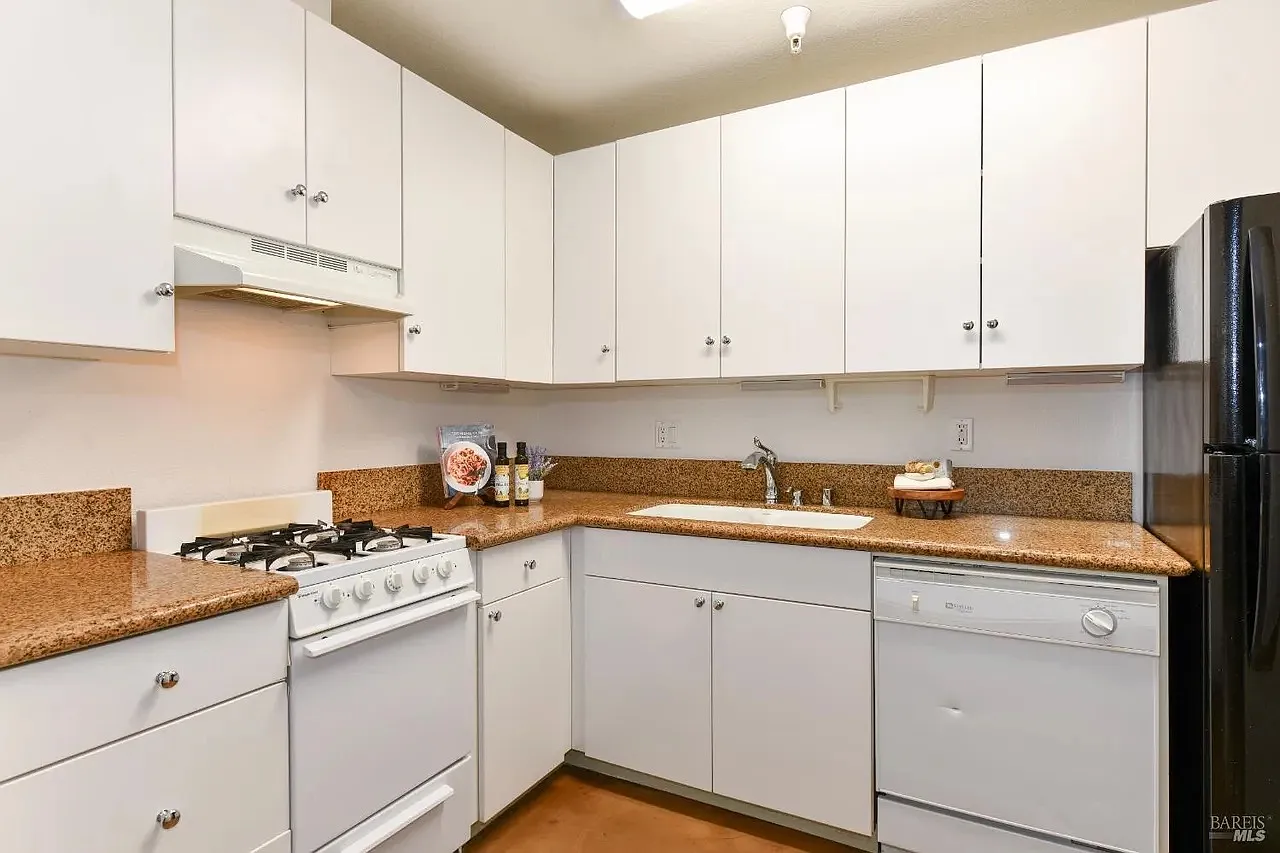 Studio, 420 sqft, $1,900 — Photo 3