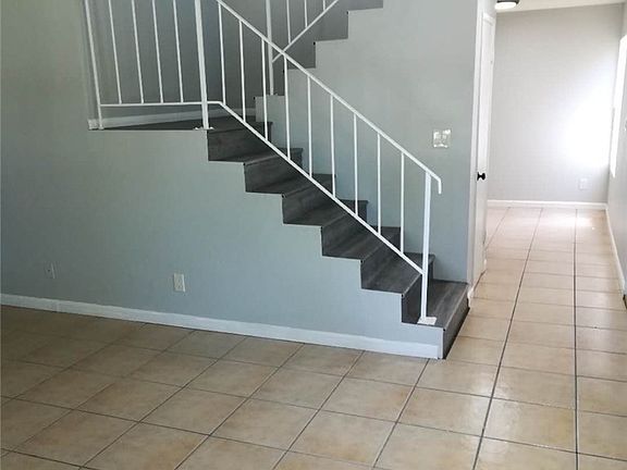 4th image of 326 N Begonia Ave