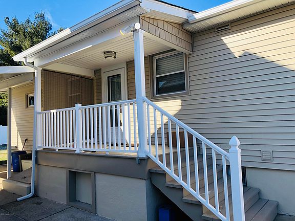 3rd image of 134 Roosevelt St