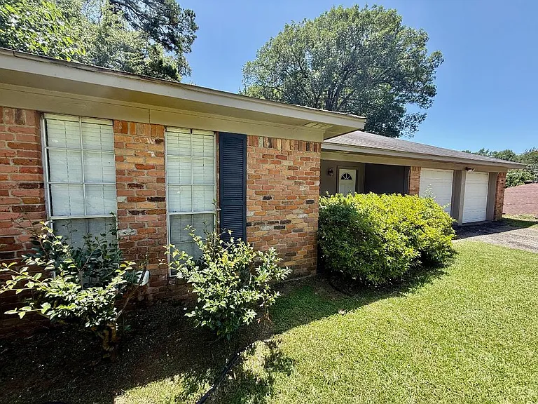 1320 Baylor Dr — Photo 2