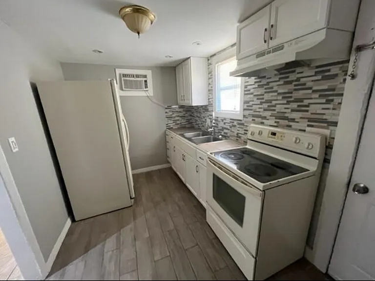 329 Pine Ave #C — Photo 4