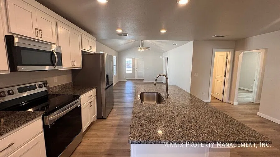 3 bedroom, 2 bathroom Fro Rent Lubbock | 7704 Elm Ave. | Pet Friendly — Photo 4