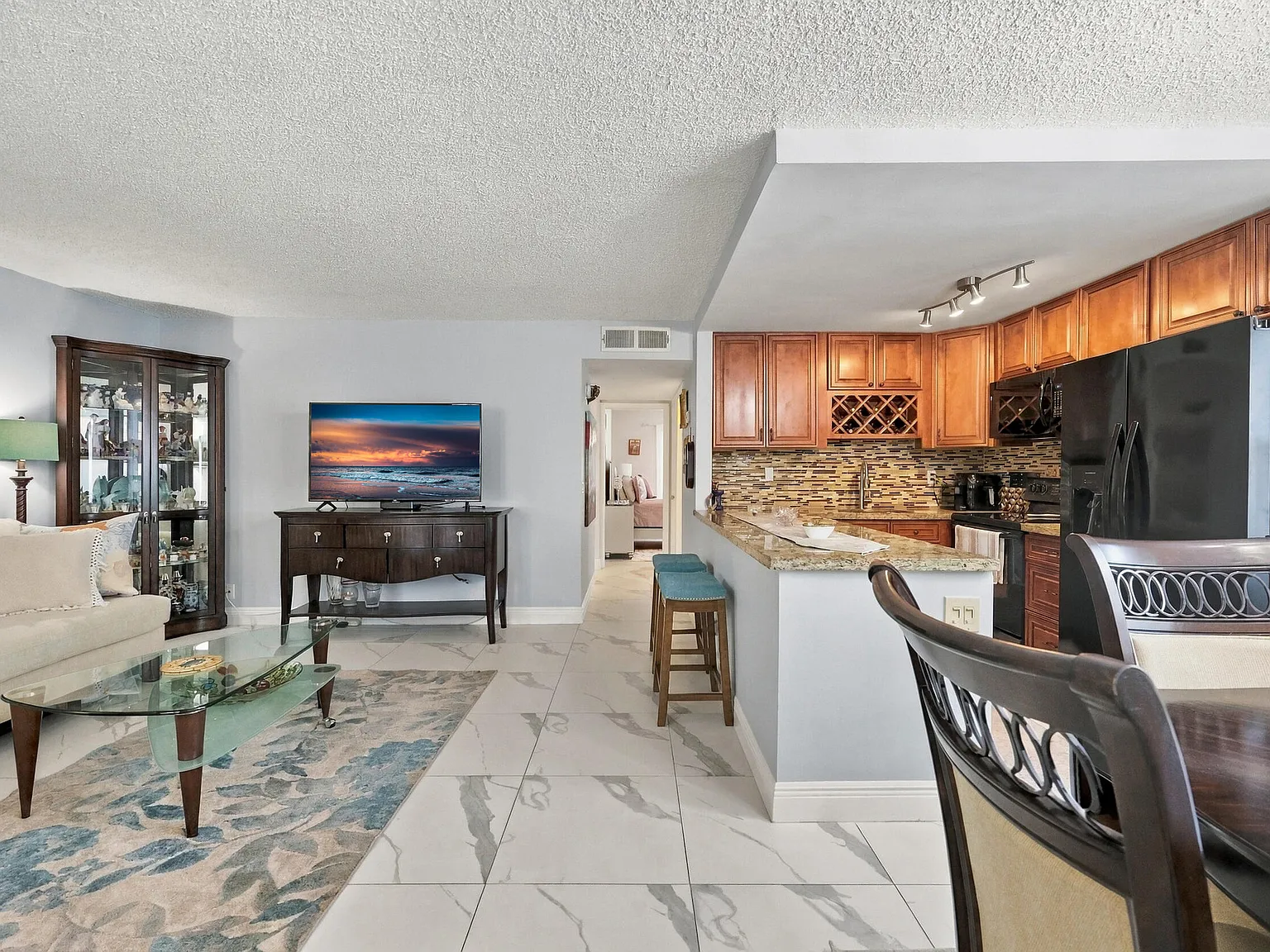 2 bed, 2.0 bath, 907 sqft, $3,200 — Photo 1