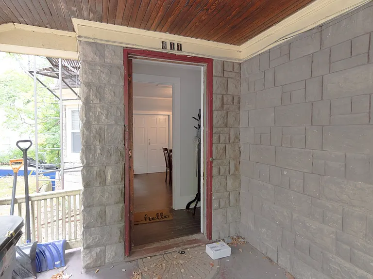 609 E State St — Photo 109