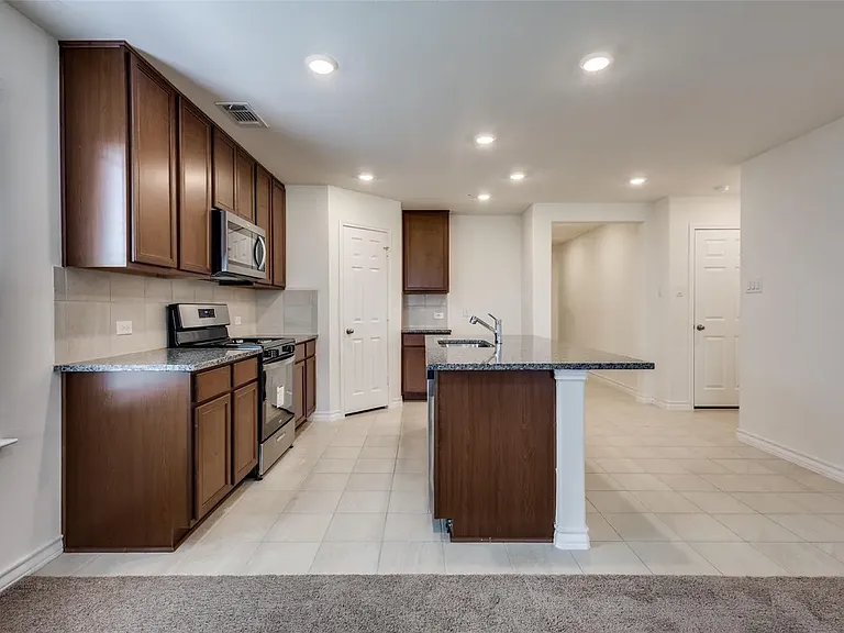 749 Windsor Dr — Photo 9