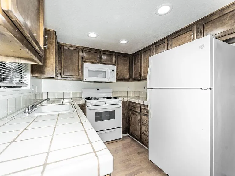 1020 W Atkins Ave #B — Photo 9