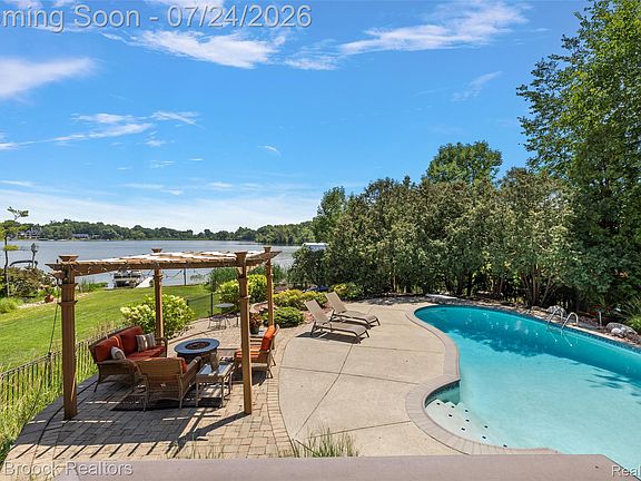 3rd image of 2445 Island View Dr