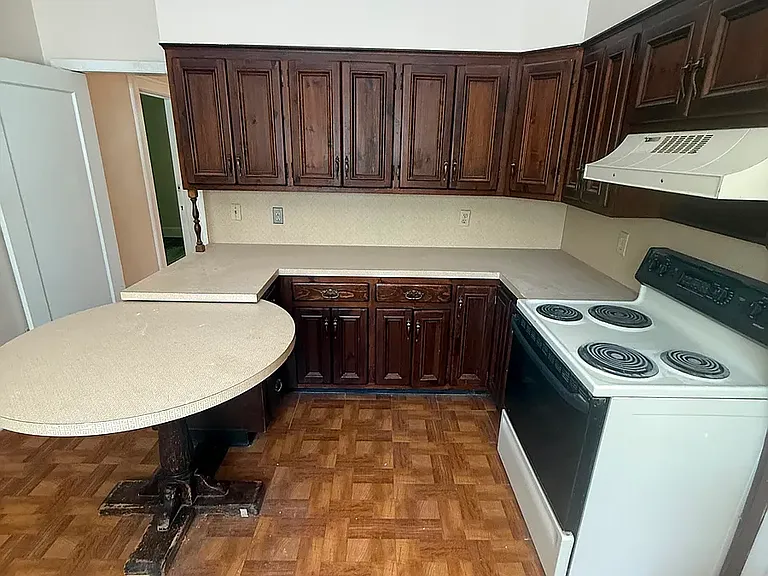 2115 Burdett Ave — Photo 2