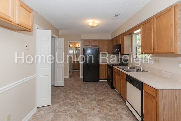 4th image of 827 Shari Ct