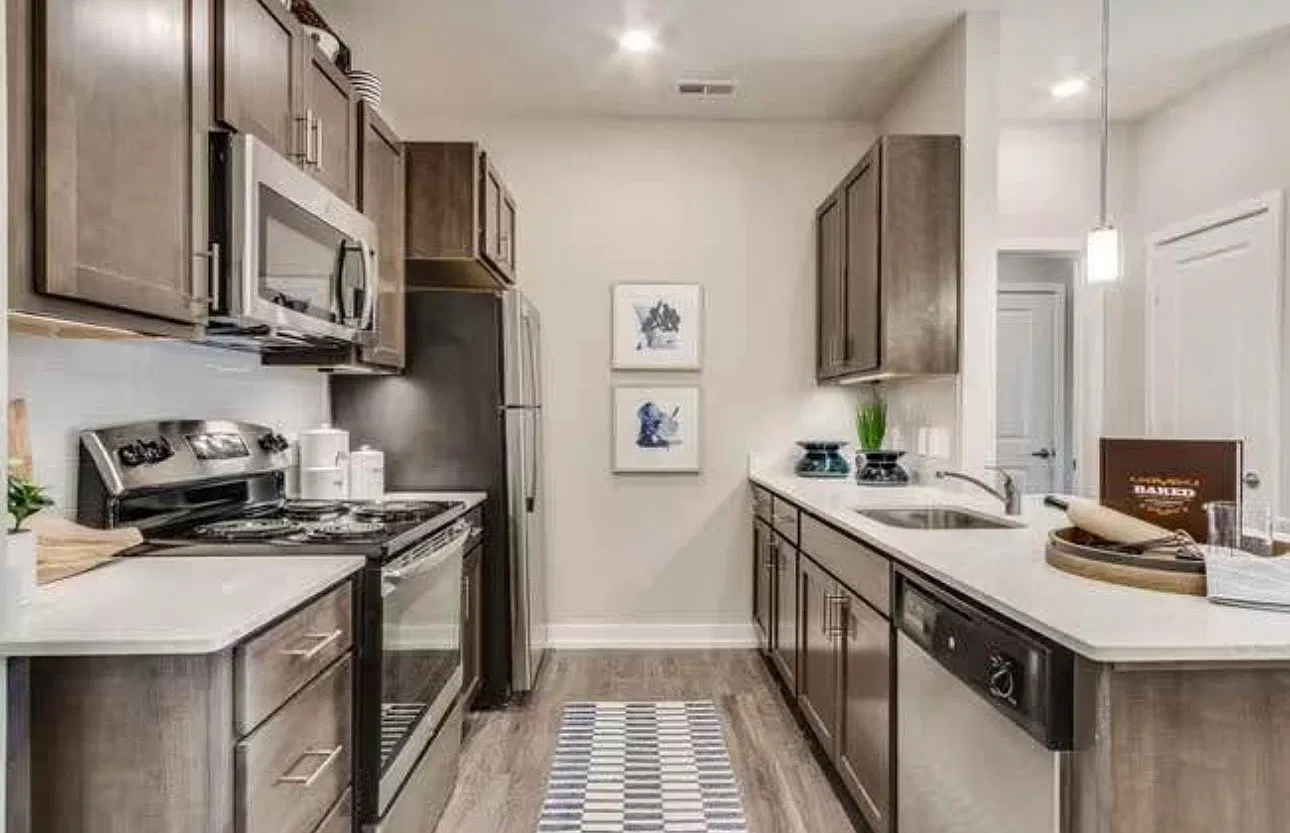 2 bed, 997 sqft, $1,905 — Photo 3