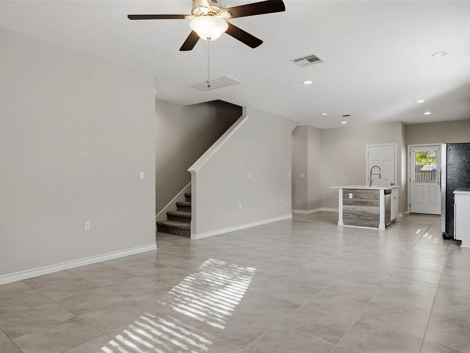3 bed, 2.5 bath, 1630 sqft, $2,100 — Photo 3