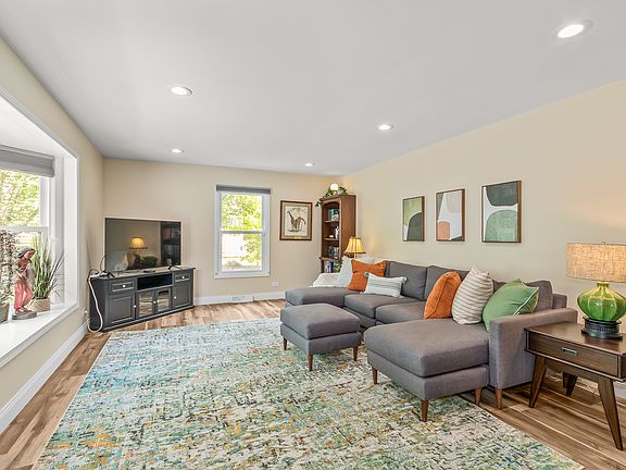 3rd image of 1107 S Nightingale Dr