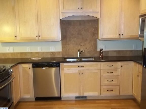 5th image of 715 NE Oak St APT I