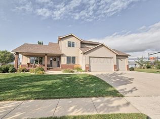 1072 Parkway Ln, West Fargo, ND 58078