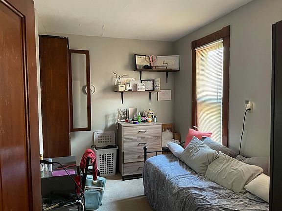 4th image of 90 Thurman Ave