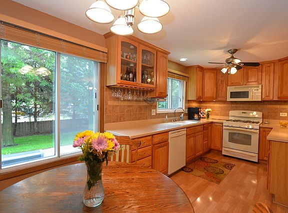 3rd image of 582 Cortland Dr
