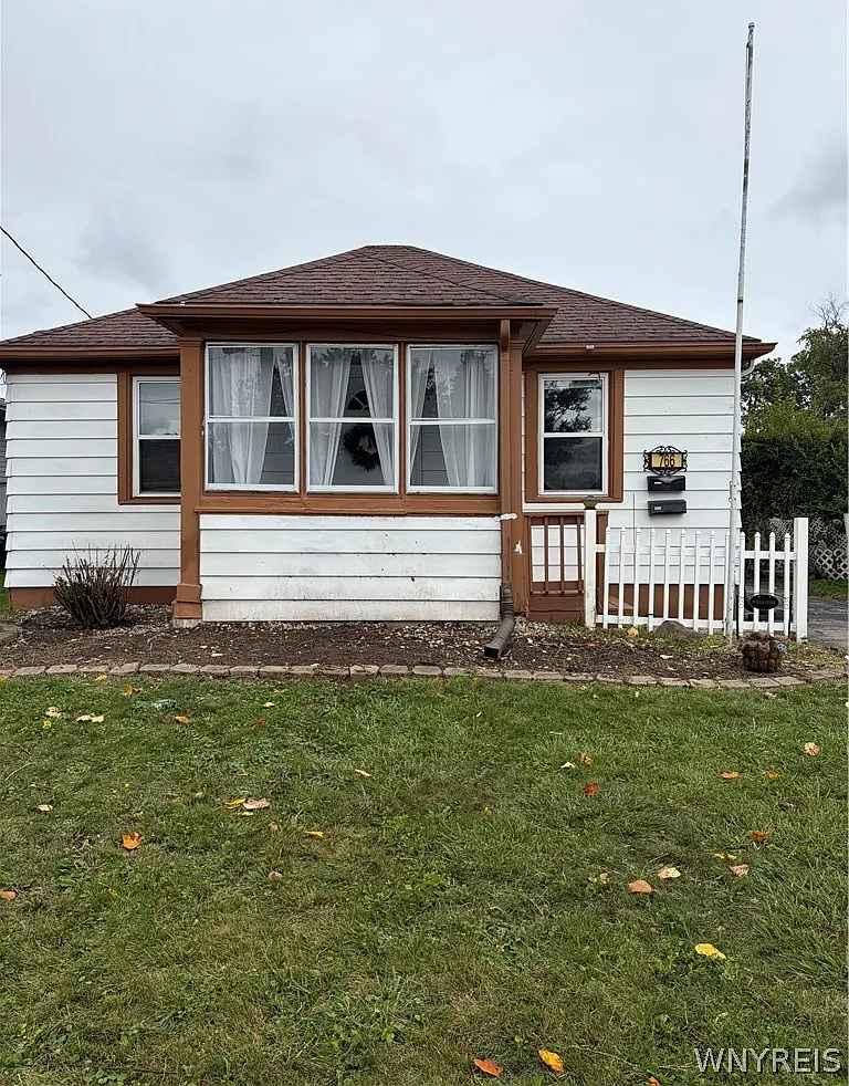 3 bed, 1.0 bath, 1136 sqft, $1,800 — Photo 1