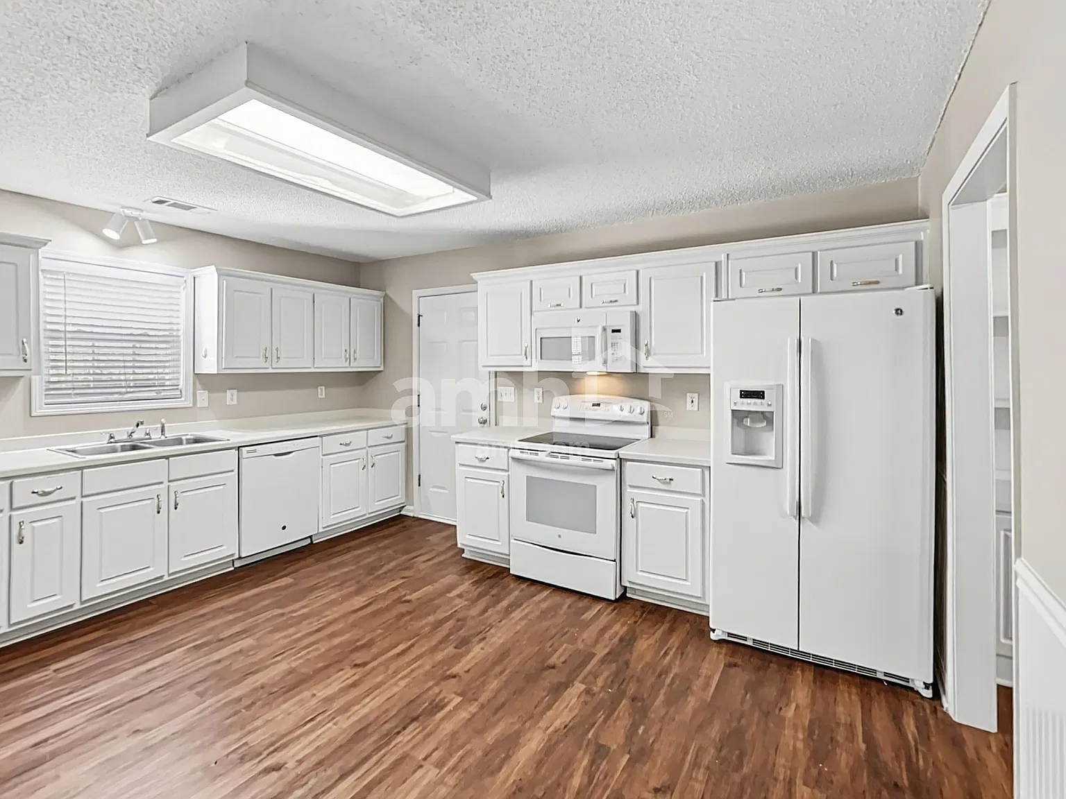 3 bed, 2.0 bath, 1409 sqft, $1,925 — Photo 4