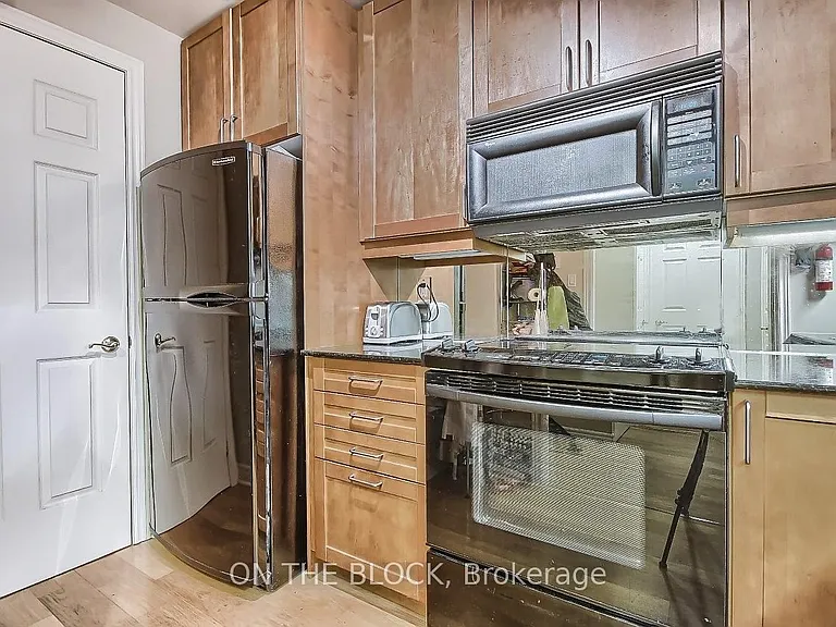 3085 Bloor St W #112 — Photo 14