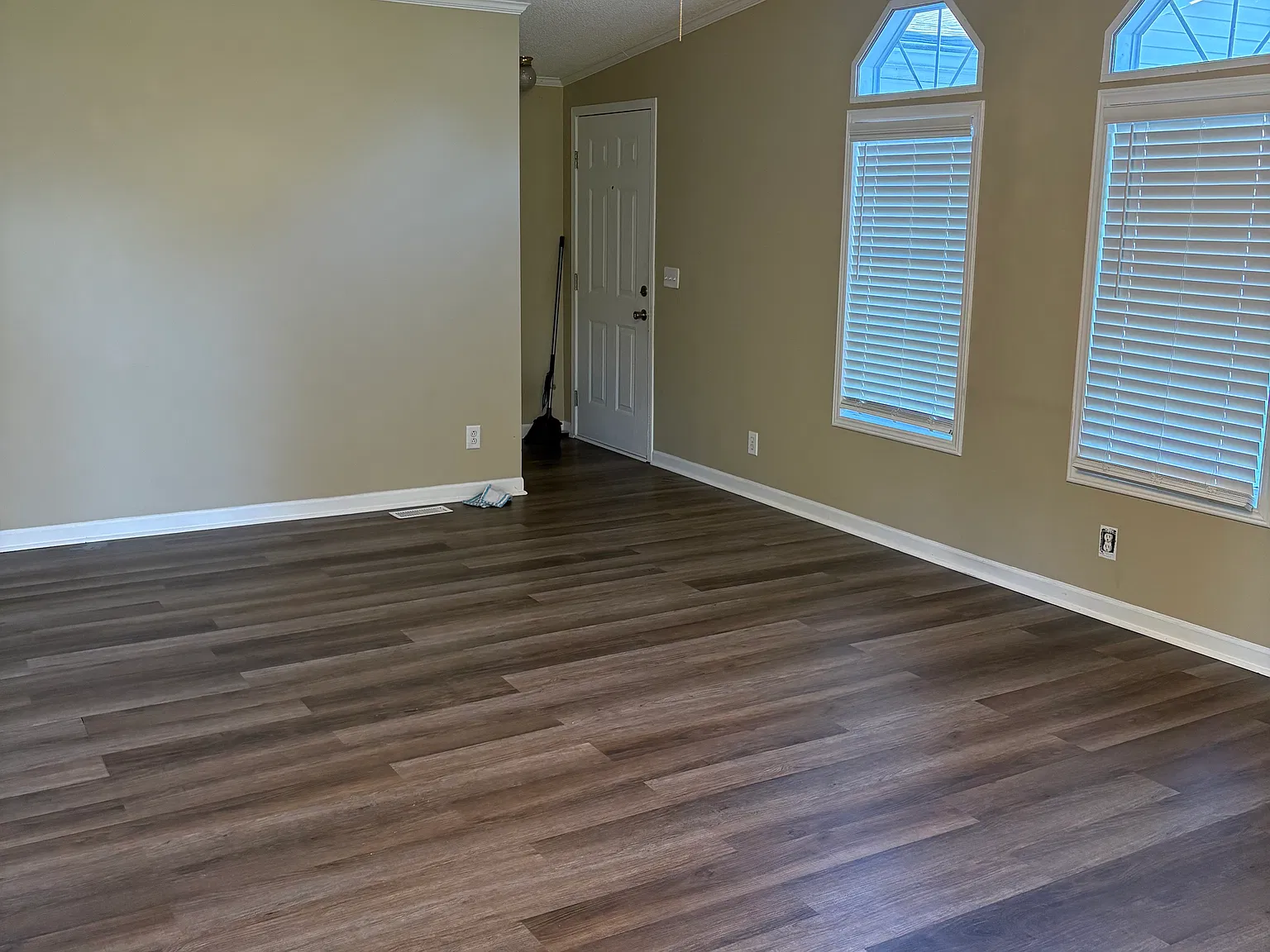 3 bed, 1800 sqft, $1,000 — Photo 2