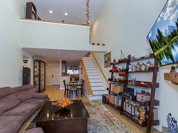 2nd image of 5530 Owensmouth Ave APT 302