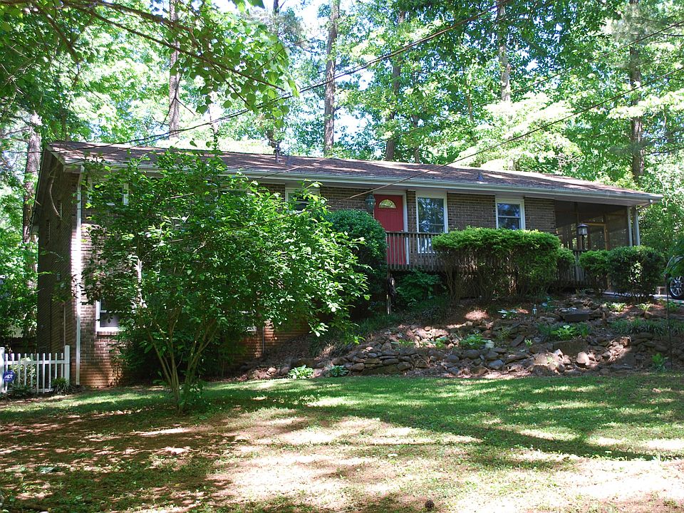 Peaceful & wooded walk to lake