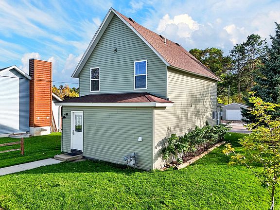 3rd image of 207 4th St NE