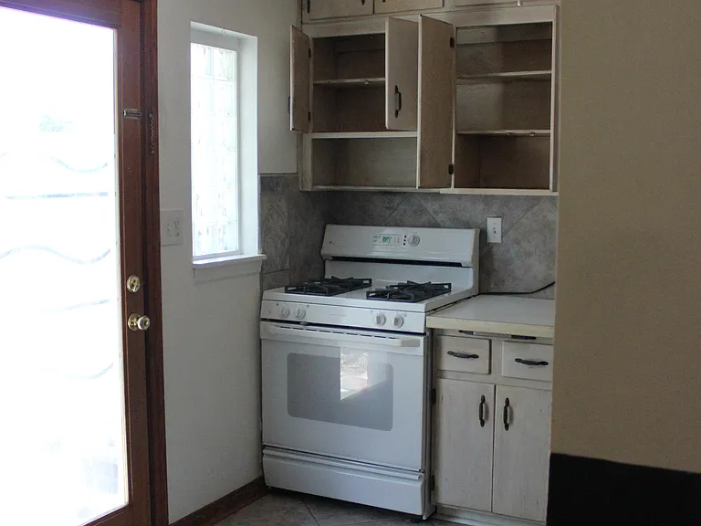 door out to the backyard path via the kitchen