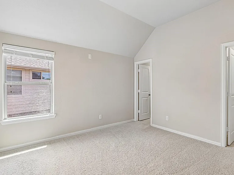 1828 Houghton Dr — Photo 3