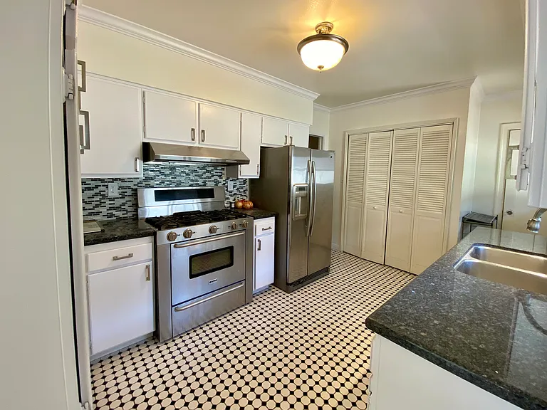 1051 N Wilson Ave — Photo 6