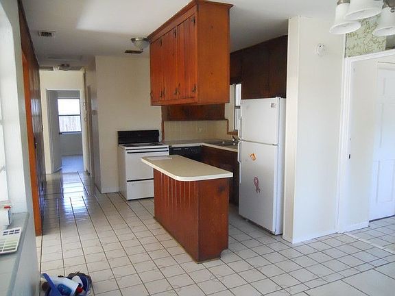 3rd image of 601 62nd Ave S