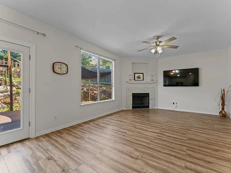 807 Midway Crst — Photo 6