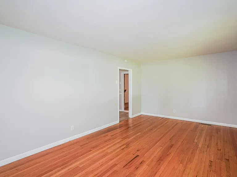 112 Bush Ave — Photo 4