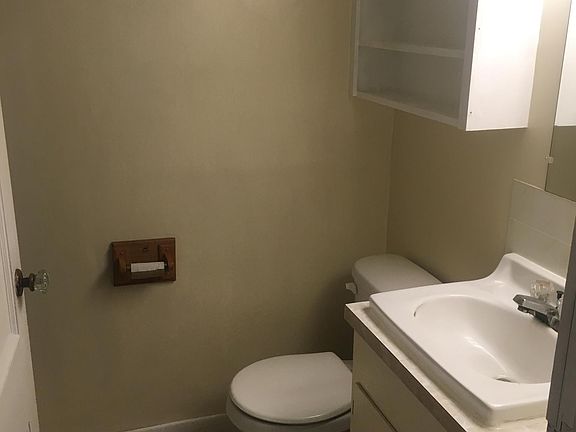 Bathroom with bath/shower to left out of view of picture.