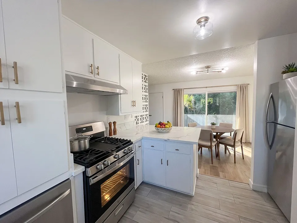 445 E Magnolia Blvd