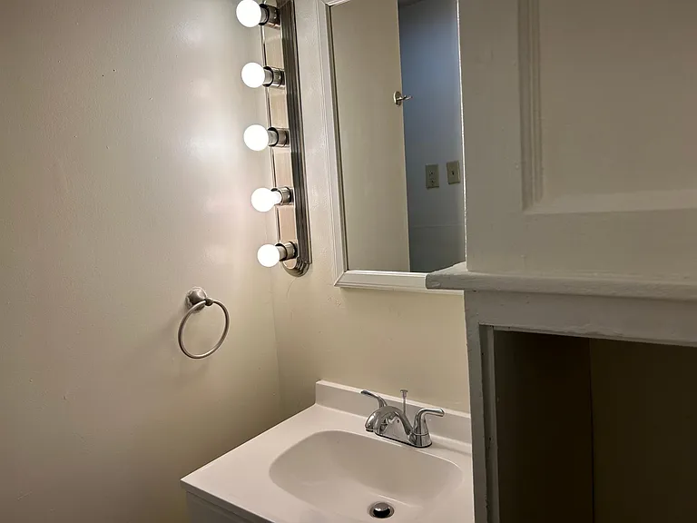 307 N 4th St #1/2 — Photo 3